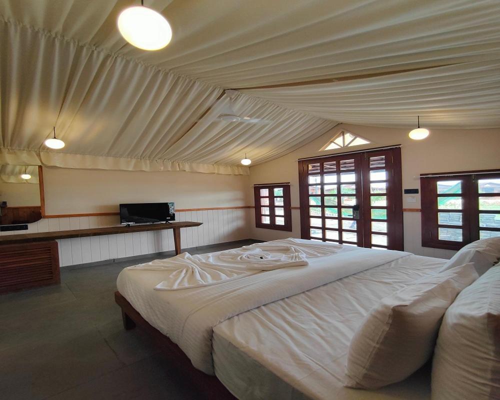 Nirvana Resort And Restaurant Garudeshwar Buitenkant foto